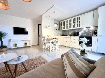 Apartment in Vantačići (Krk) for 4 Guests with Hot Tub