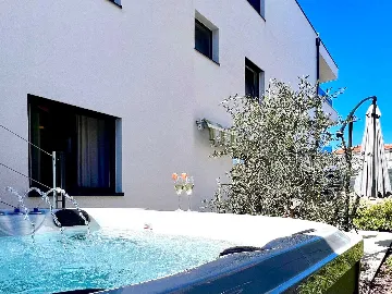 Apartment in Vantačići (Krk) for 4 Guests with Hot Tub