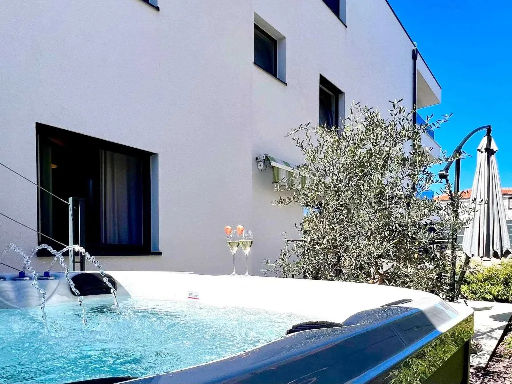 Apartment in Vantačići (Krk) for 4 Guests with Hot Tub