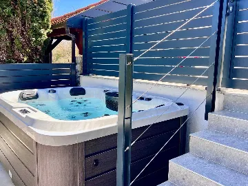 Apartment in Vantačići (Krk) for 4 Guests with Hot Tub