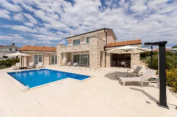 4-Bedroom Villa with Pool in Brzac (Krk)