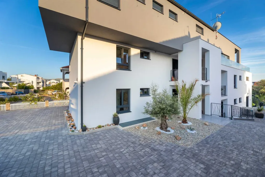 Krk 3-Bedroom Apartment with Private Jacuzzi Terrace