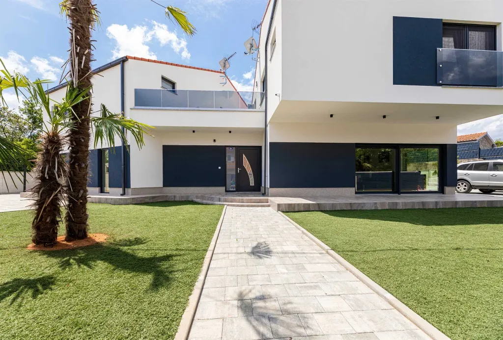 Heated Pool Villa in Hlapa for 8 Guests