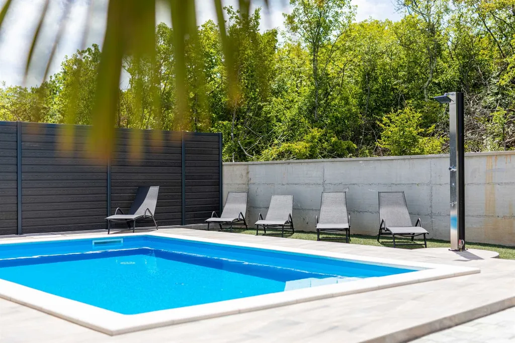 Heated Pool Villa in Hlapa for 8 Guests