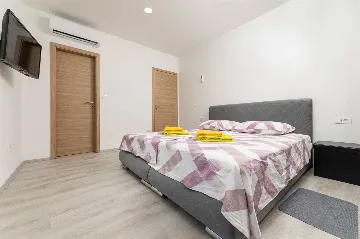 Heated Pool Villa in Hlapa for 8 Guests