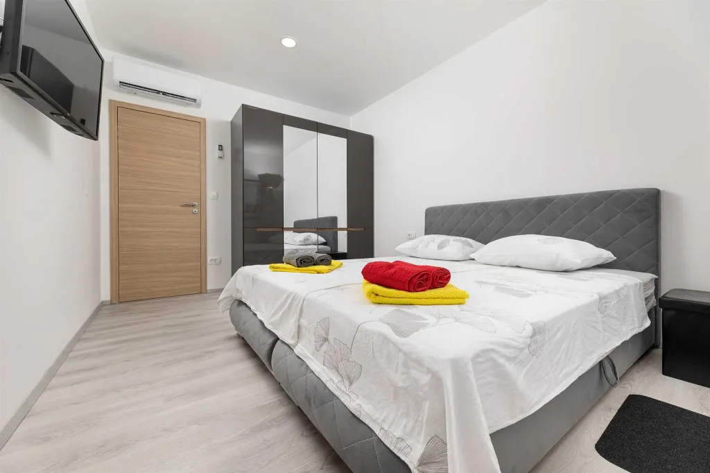 Heated Pool Villa in Hlapa for 8 Guests