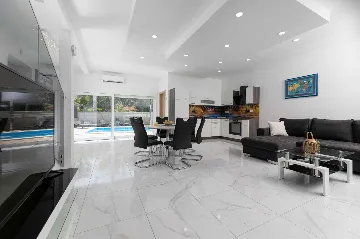 Heated Pool Villa in Hlapa for 8 Guests