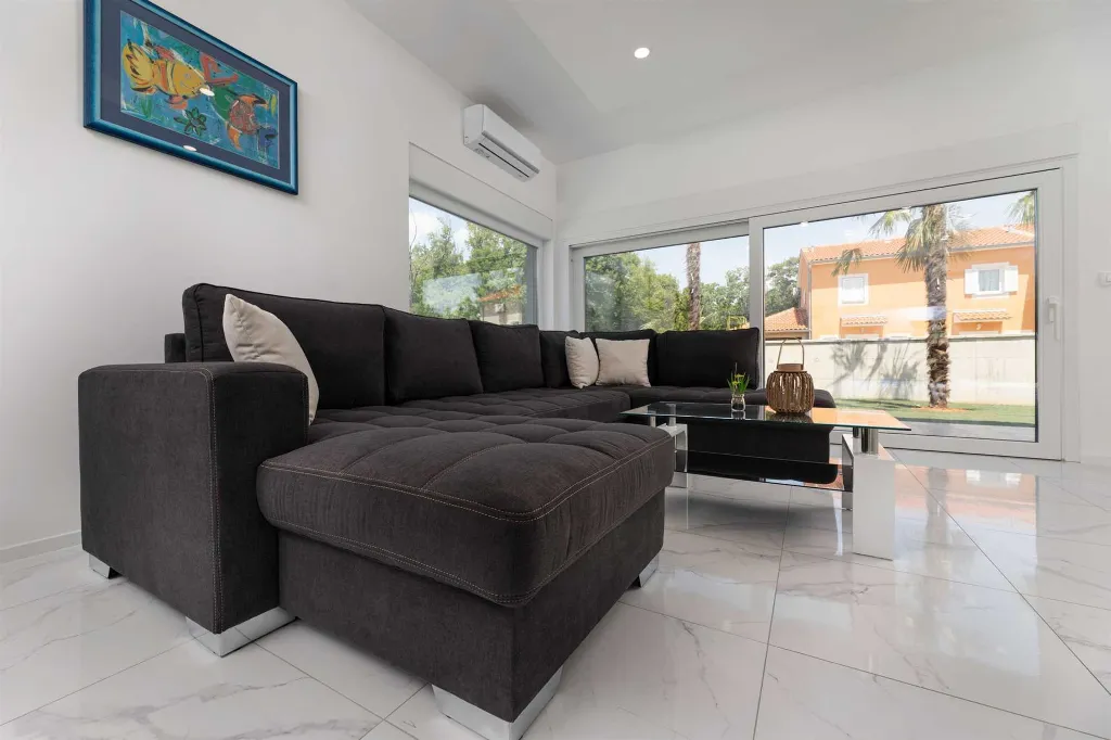 Heated Pool Villa in Hlapa for 8 Guests
