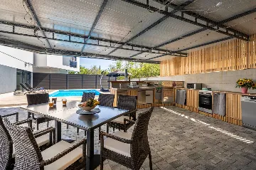 Heated Pool Villa in Hlapa for 8 Guests