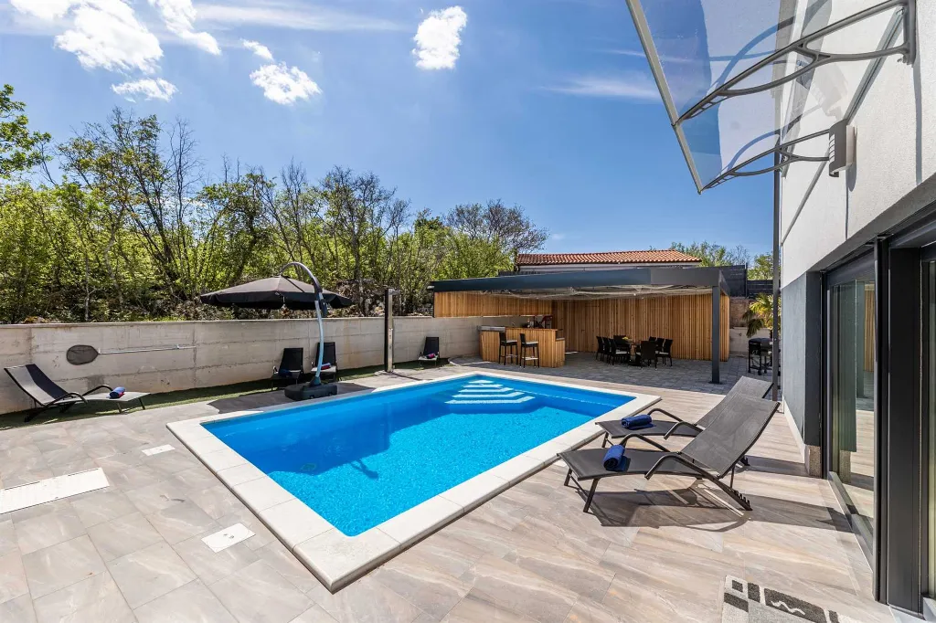 Heated Pool Villa in Hlapa for 8 Guests