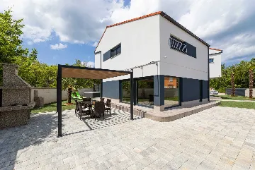 Villa with Pool and Jacuzzi in Hlapa