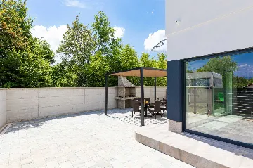 Villa with Pool and Jacuzzi in Hlapa