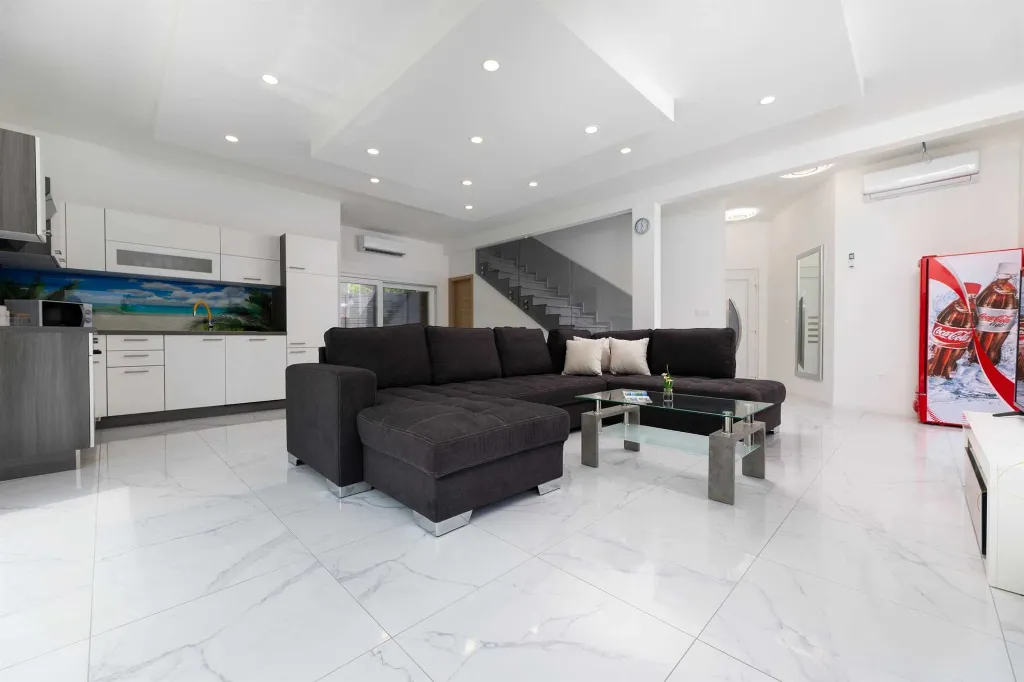 Villa with Pool and Jacuzzi in Hlapa