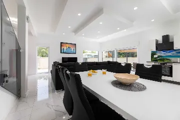 Villa with Pool and Jacuzzi in Hlapa