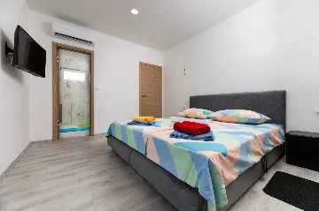 Villa with Pool and Jacuzzi in Hlapa