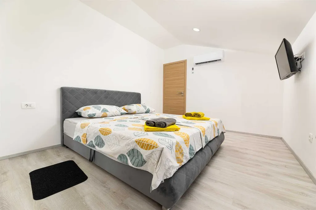 Villa with Pool and Jacuzzi in Hlapa