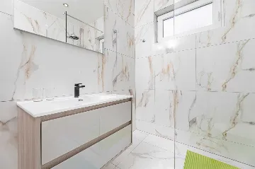 Villa with Pool and Jacuzzi in Hlapa