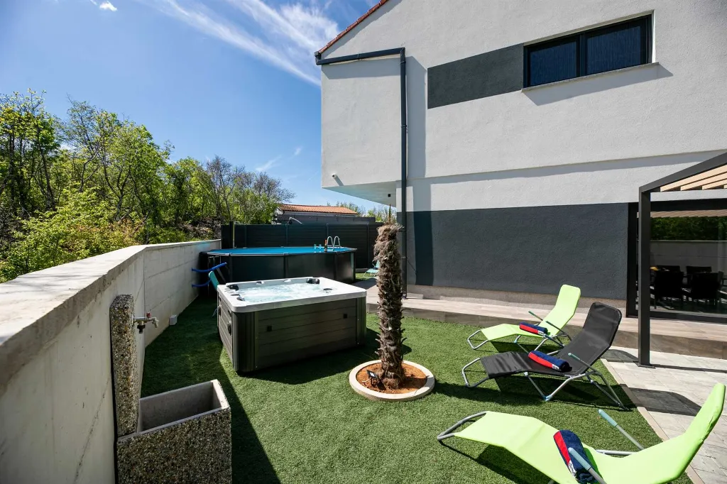 Villa with Pool and Jacuzzi in Hlapa