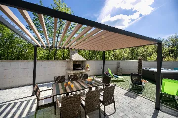 Villa with Pool and Jacuzzi in Hlapa