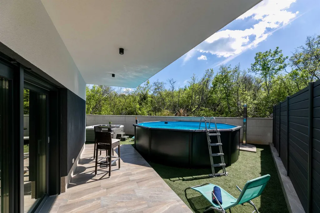 Villa with Pool and Jacuzzi in Hlapa