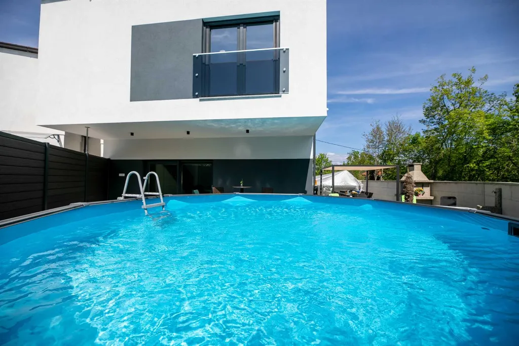 Villa with Pool and Jacuzzi in Hlapa
