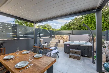 Jacuzzi Apartment in Vantačići (Krk) for 4