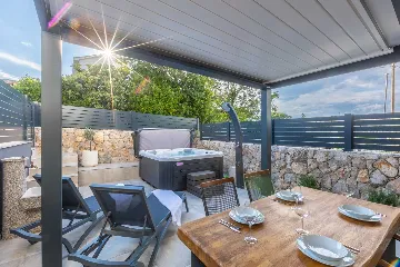 Jacuzzi Apartment in Vantačići (Krk) for 4