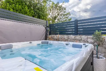 Jacuzzi Apartment in Vantačići (Krk) for 4