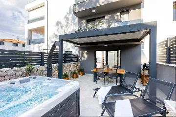 Jacuzzi Apartment in Vantačići (Krk) for 4