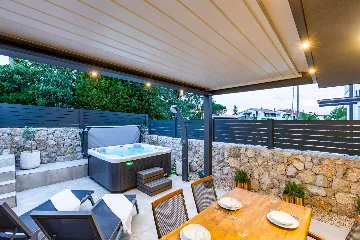 Jacuzzi Apartment in Vantačići (Krk) for 4