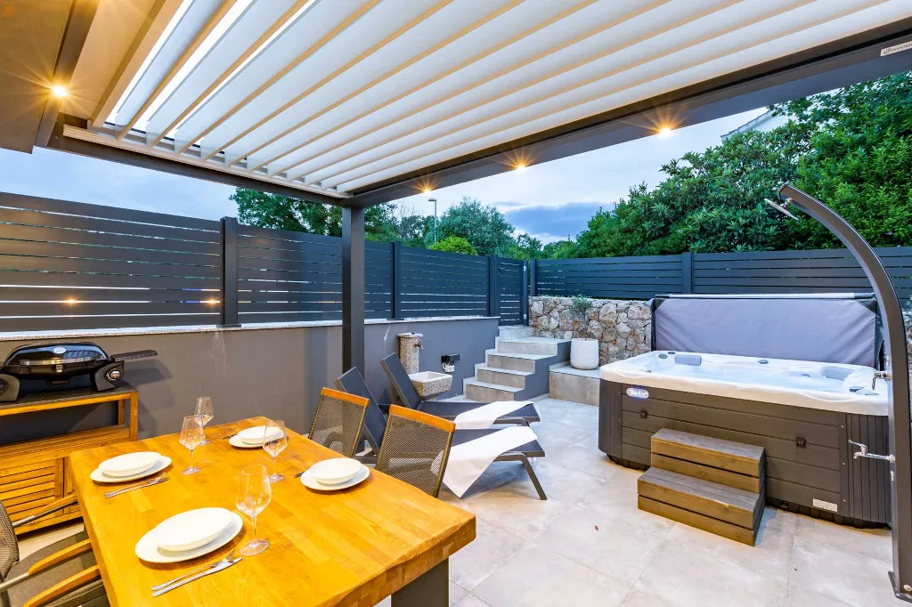 Jacuzzi Apartment in Vantačići (Krk) for 4