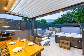 Jacuzzi Apartment in Vantačići (Krk) for 4