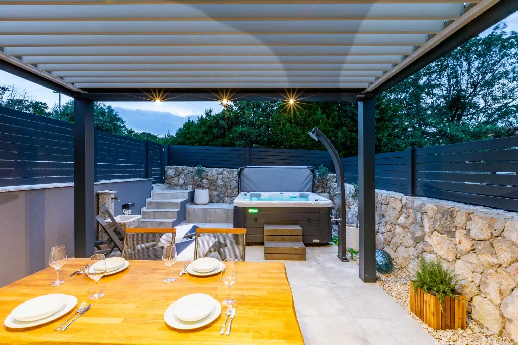 Jacuzzi Apartment in Vantačići (Krk) for 4