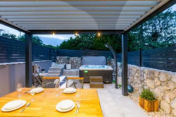Jacuzzi Apartment in Vantačići (Krk) for 4