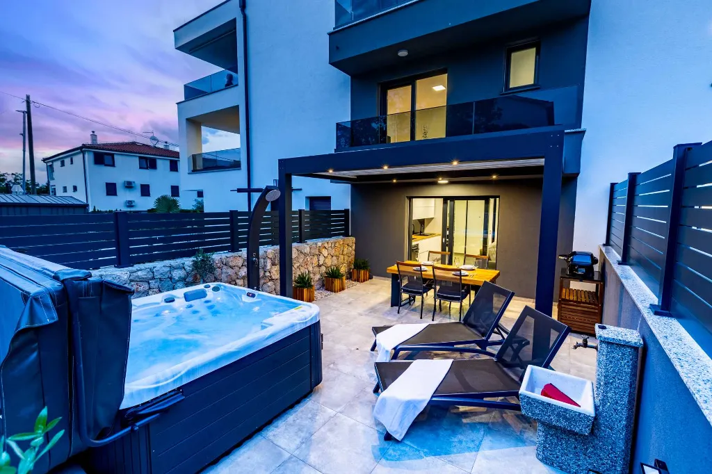 Jacuzzi Apartment in Vantačići (Krk) for 4