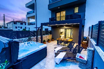 Jacuzzi Apartment in Vantačići (Krk) for 4