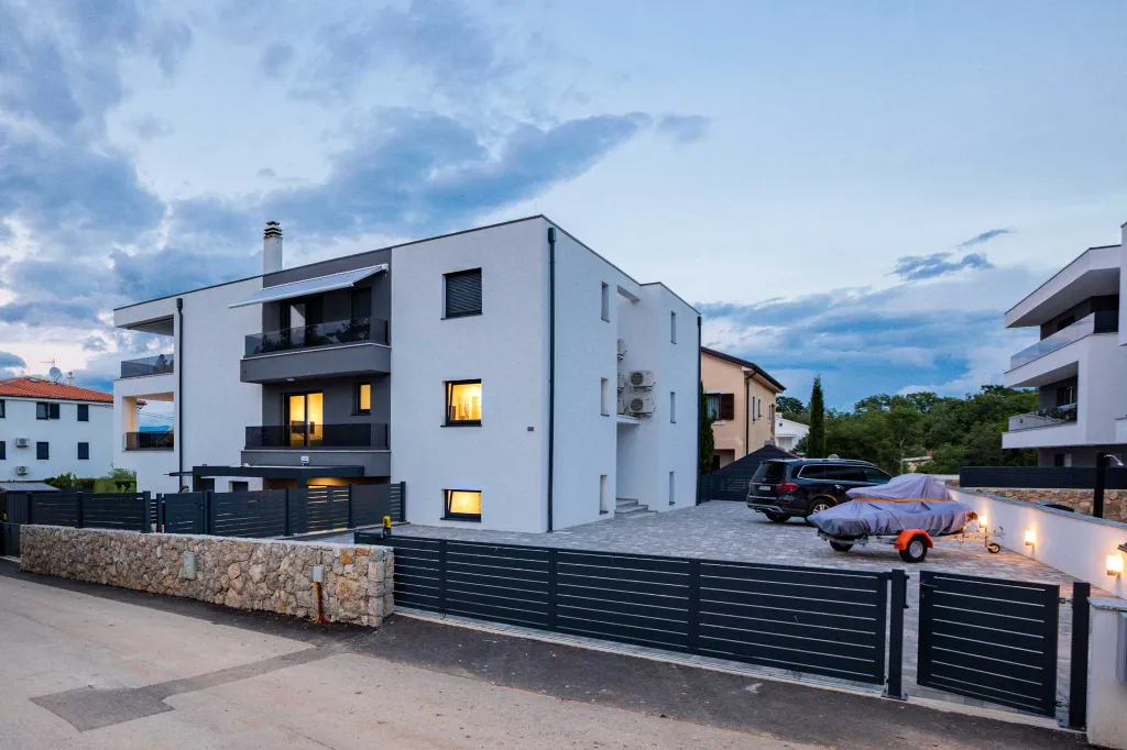 Jacuzzi Apartment in Vantačići (Krk) for 4
