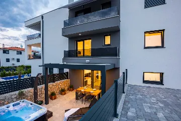 Jacuzzi Apartment in Vantačići (Krk) for 4