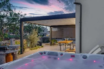 Apartment in Vantačići (Krk) with Private Jacuzzi for 4