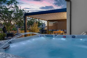 Apartment in Vantačići (Krk) with Private Jacuzzi for 4