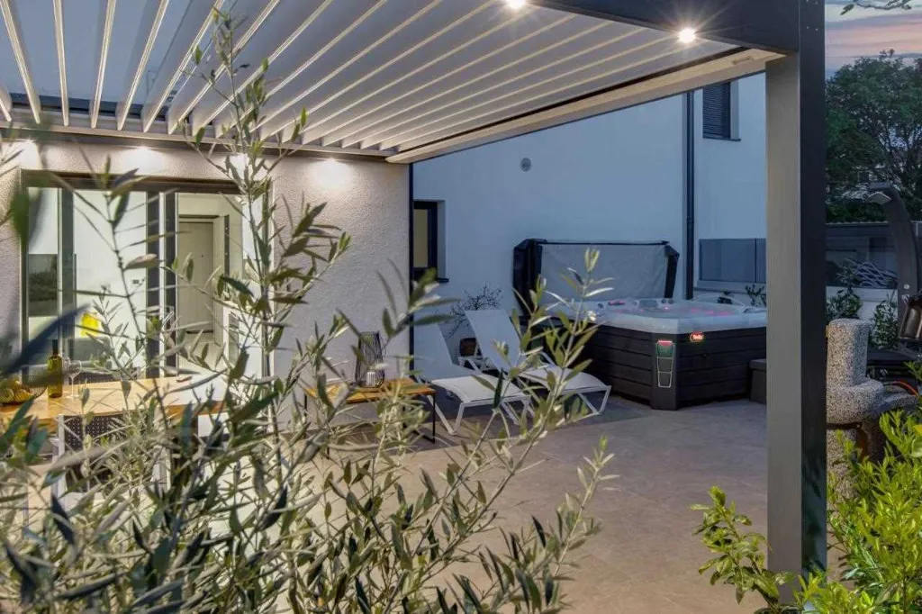 Apartment in Vantačići (Krk) with Private Jacuzzi for 4