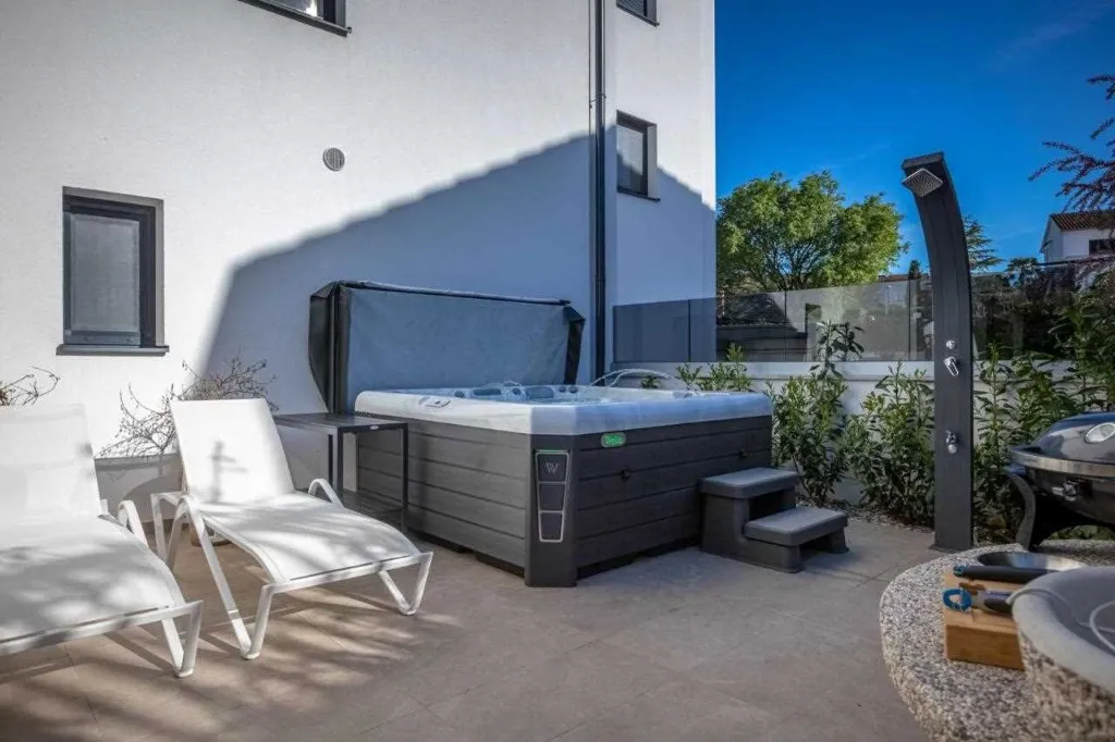 Apartment in Vantačići (Krk) with Private Jacuzzi for 4