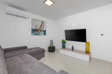 Apartment in Vantačići (Krk) with Private Jacuzzi for 4