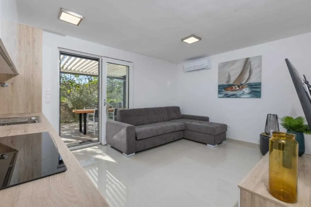 Apartment in Vantačići (Krk) with Private Jacuzzi for 4