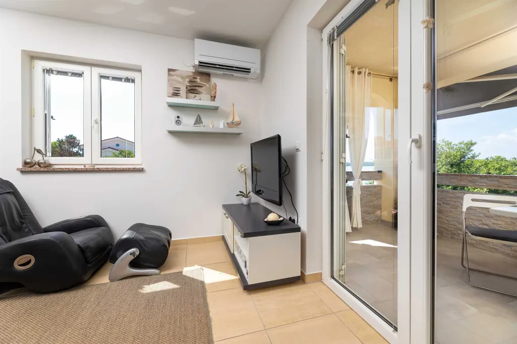 Sea View Apartment in Klimno (Krk) for 6 Guests