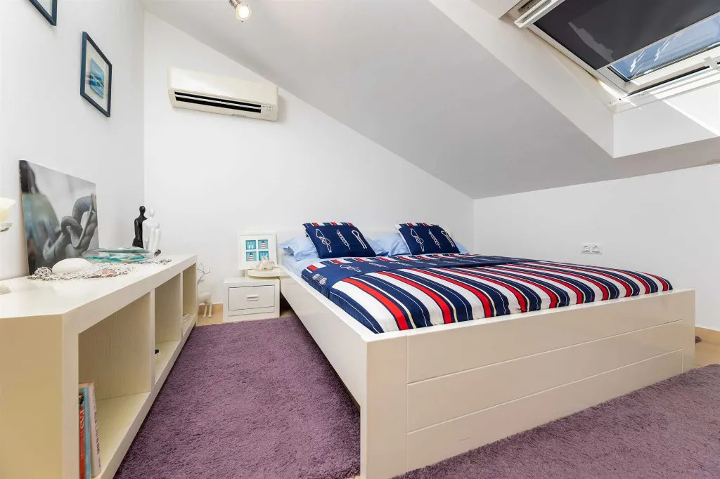 Sea View Apartment in Klimno (Krk) for 6 Guests