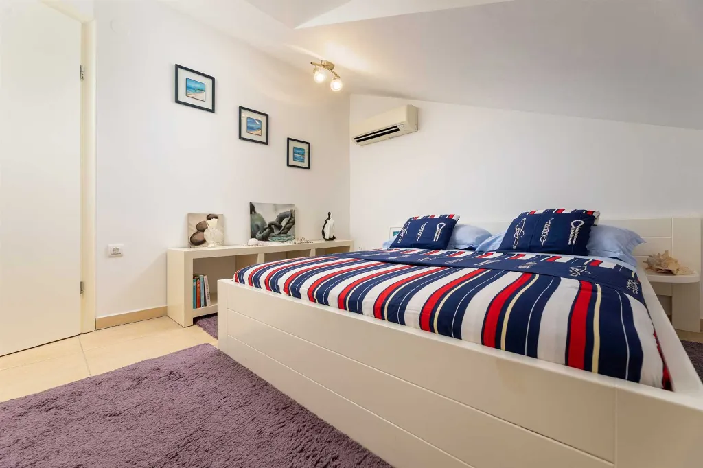 Sea View Apartment in Klimno (Krk) for 6 Guests