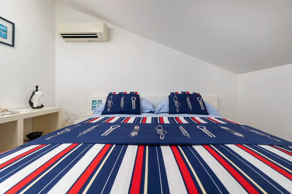 Sea View Apartment in Klimno (Krk) for 6 Guests