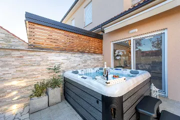 Apartment in Čižići (Krk) with Private Heated Jacuzzi