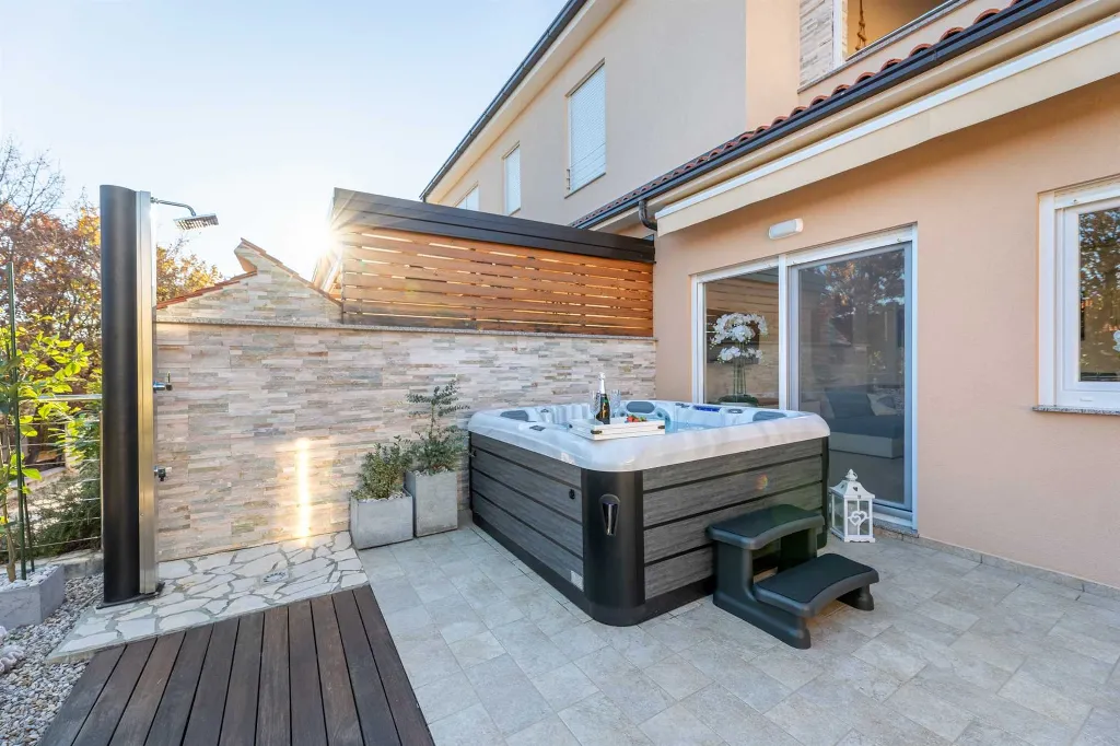 Apartment in Čižići (Krk) with Private Heated Jacuzzi